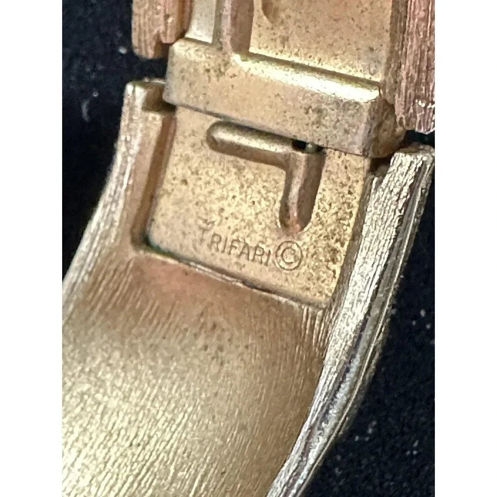 Vintage Trifari Hinged Bangle Bracelet Gold &‎ Silver Pebble Design
